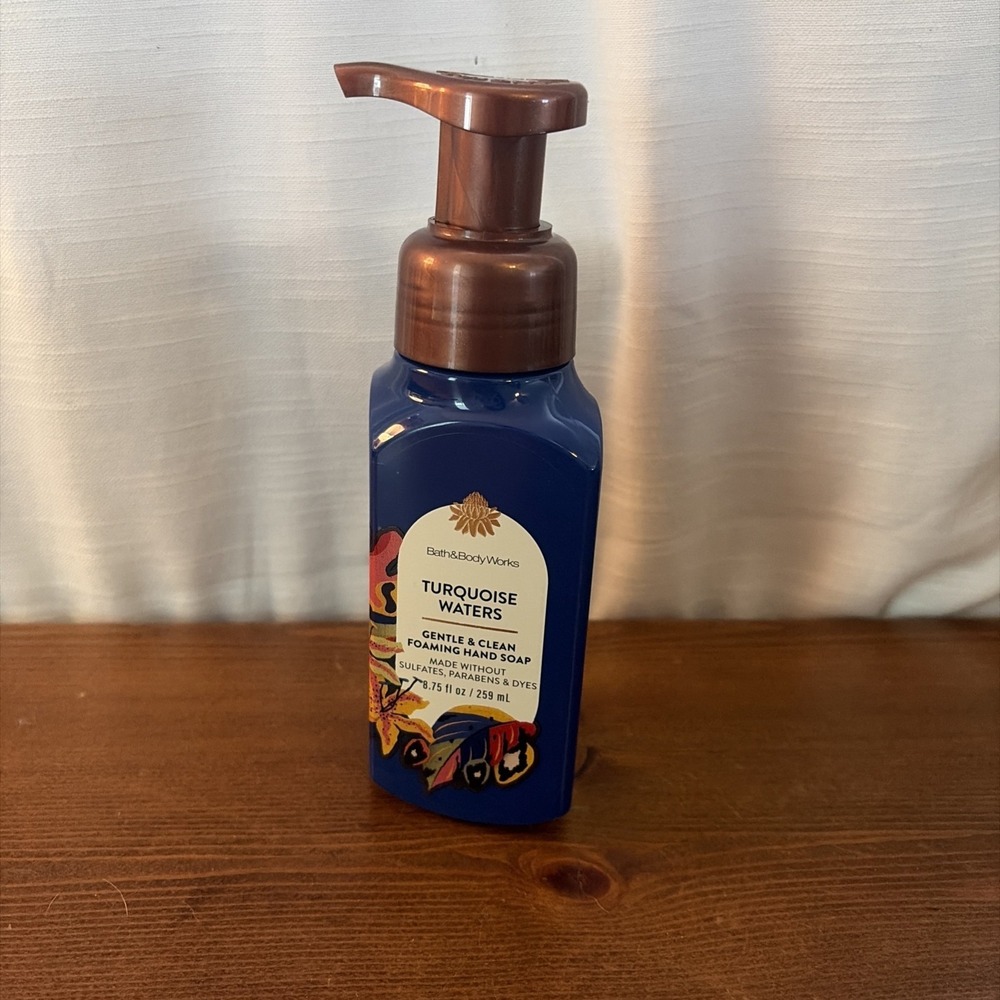 BATH & BODY WORKS / TURQUOISE WATERS / FOAMING‎ HAND SOAP / 8.75 FL OZ